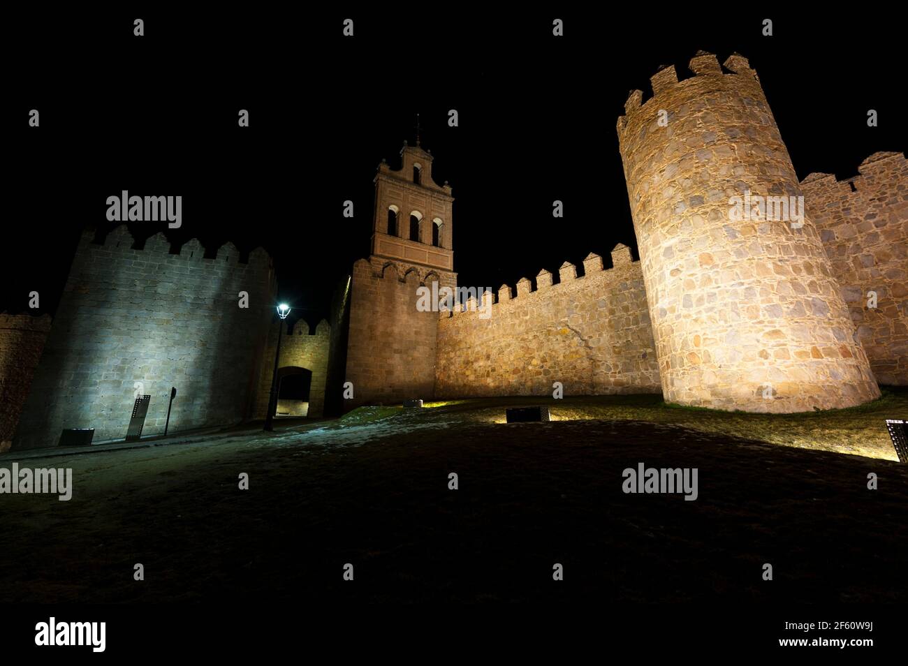 Les remparts de la ville d'Avila la la nuit, Espagne. Banque D'Images