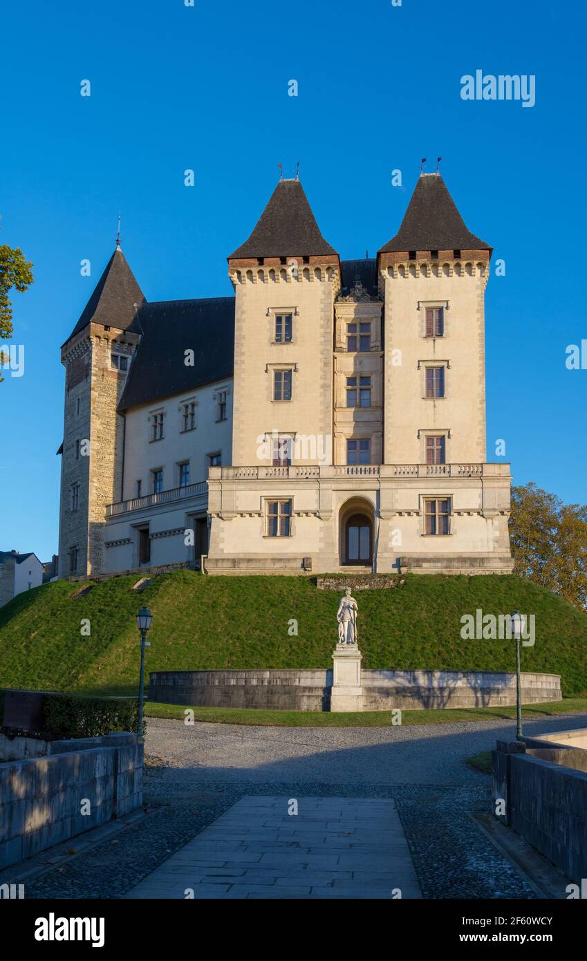 L'ancien château de Pau et son jardin formel sont situé dans la partie ancienne de la ville Banque D'Images