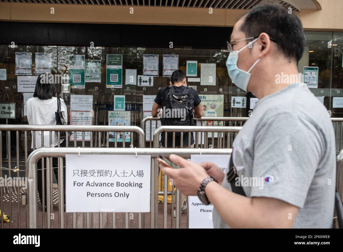 Hong Kong, Chine. 18 mars 2021. Les gens attendent en file d'attente pour assister au Centre communautaire de vaccination situé dans l'une des galeries de la Bibliothèque centrale de Hong Kong dans le district de Tai Hang.les citoyens de Hong Kong assistent au Centre communautaire de vaccination situé dans l'une des galeries de la Bibliothèque centrale de Hong Kong, Dans le district de Tai Hang, le jeudi 18 mars. Credit: Ivan Abreu/SOPA Images/ZUMA Wire/Alay Live News Banque D'Images