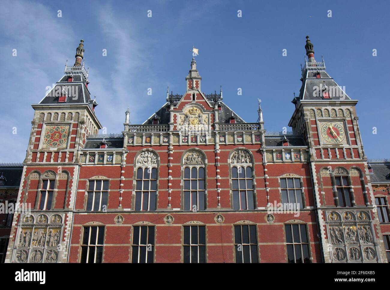 Bâtiment historique de la gare centrale d'Amsterdam avec Blue Sky à Amsterdam, pays-Bas Banque D'Images