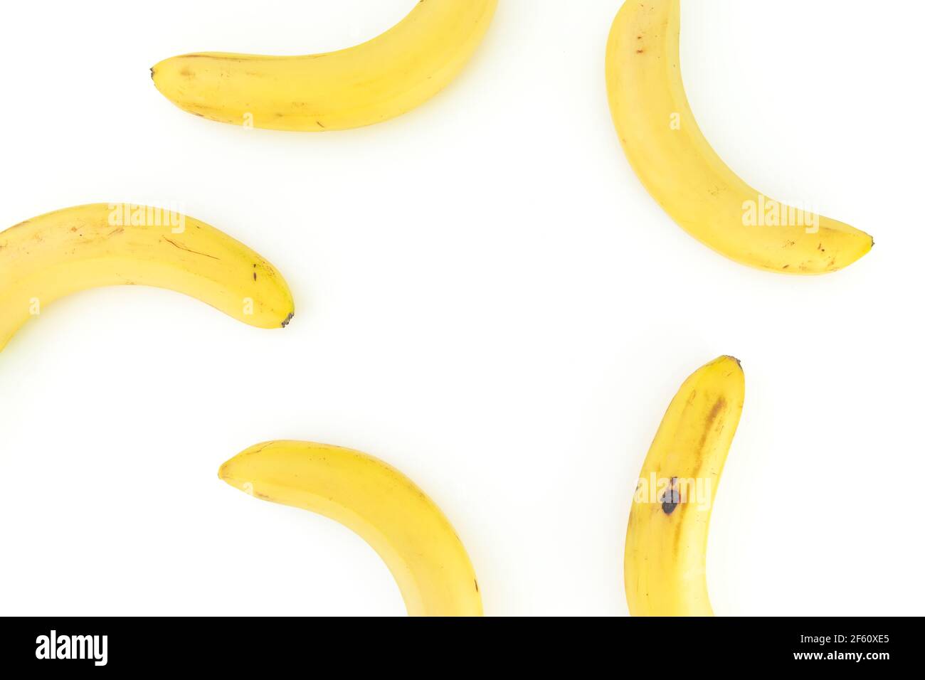 Fruits à la banane sur fond blanc. Pose à plat. Vue de dessus. Concept alimentaire jaune avec bananes Banque D'Images
