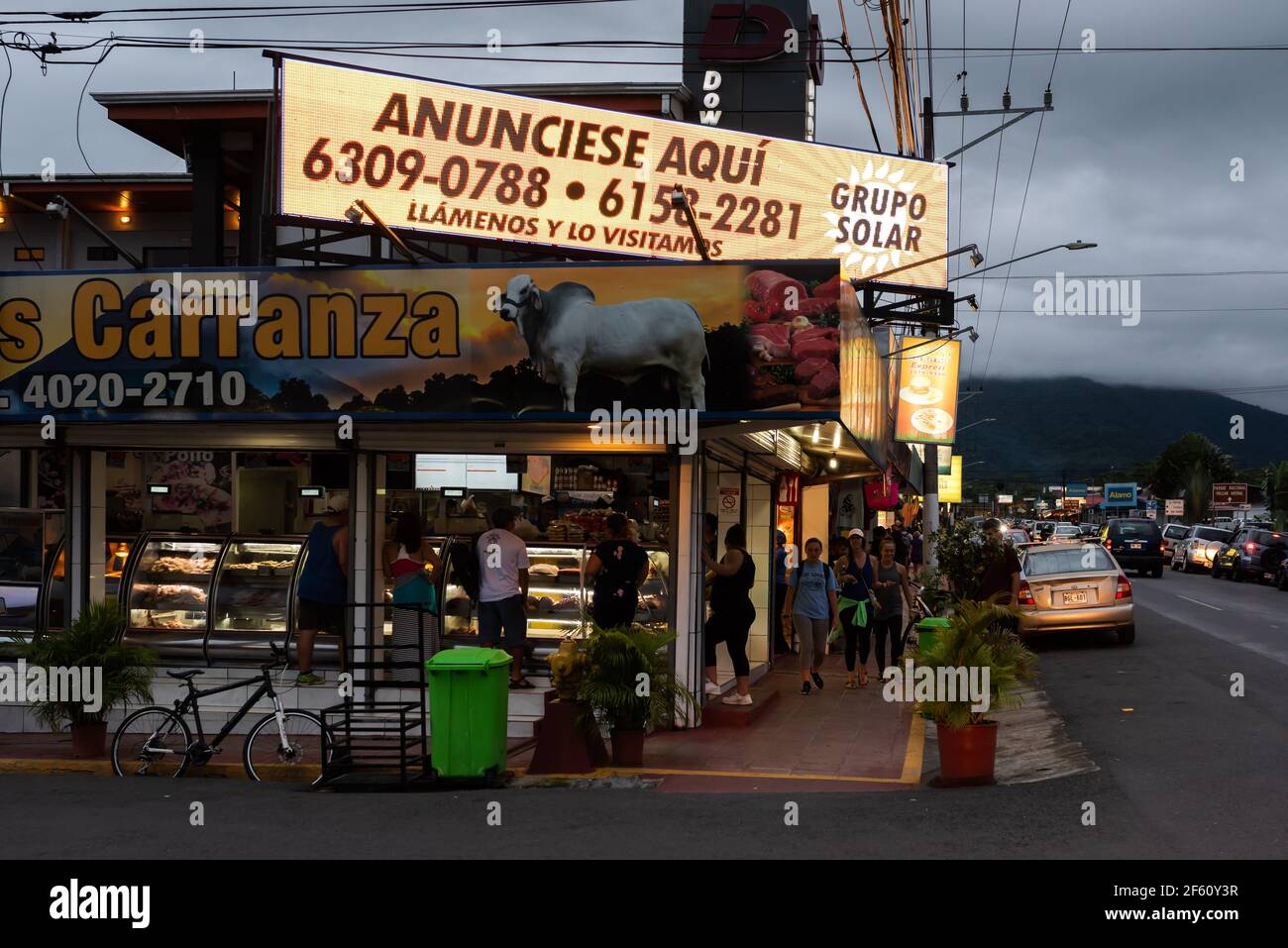 Ville de la Fortuna, Costa Rica. Scène de rue au crépuscule avec volcan Arenal en arrière-plan. Banque D'Images
