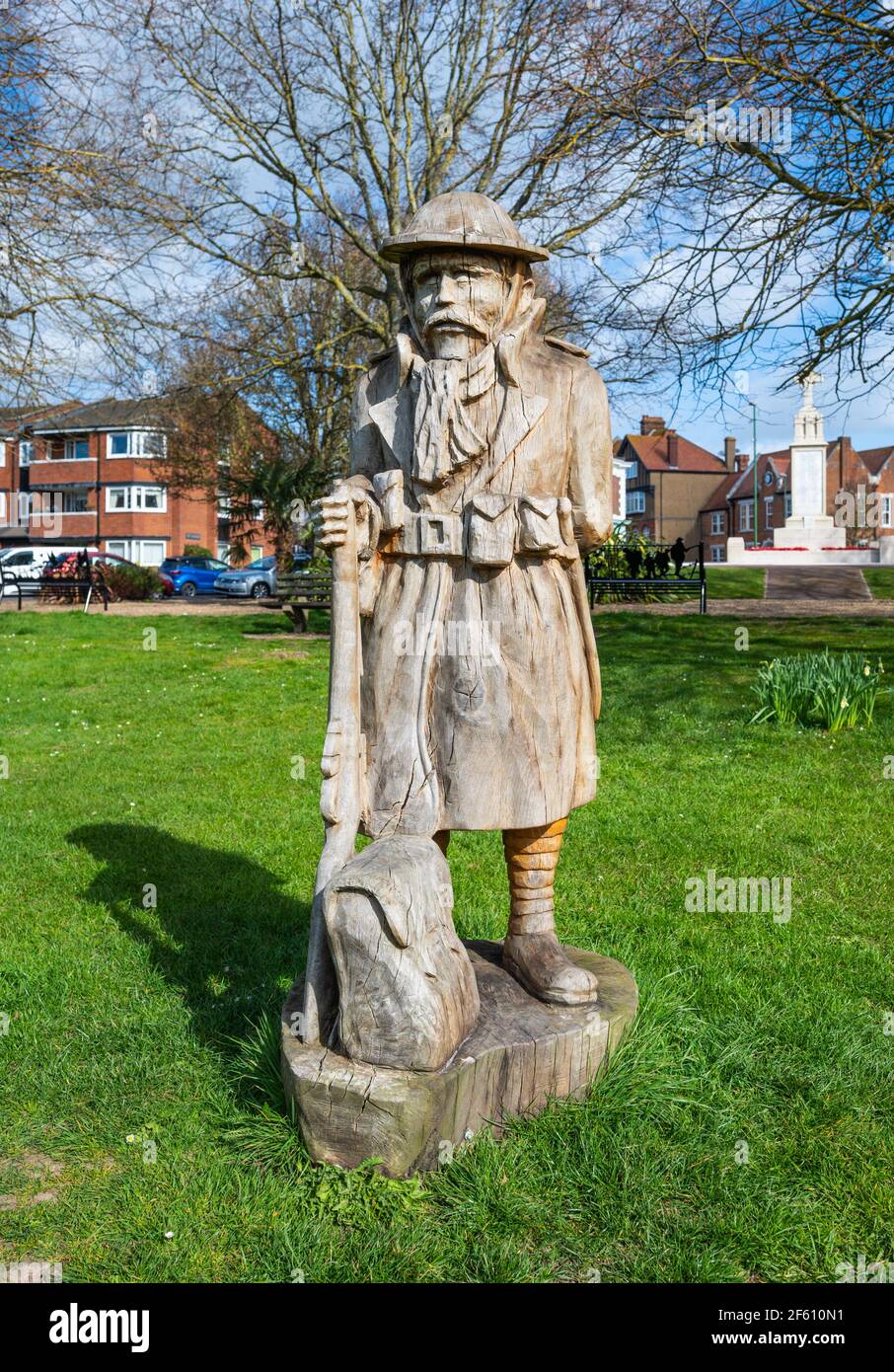 Sculpture sur tronçonneuse en bois par Simon Groves d'un soldat solitaire en souvenir des soldats morts de la première Guerre mondiale à Caffyns Field, Littlehampton, West Sussex, Royaume-Uni. Banque D'Images