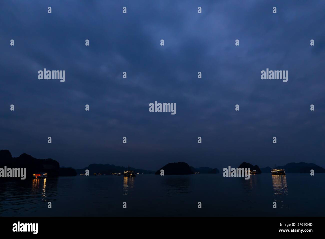 Coucher de soleil dans la baie de Halong du Vietnam Banque D'Images