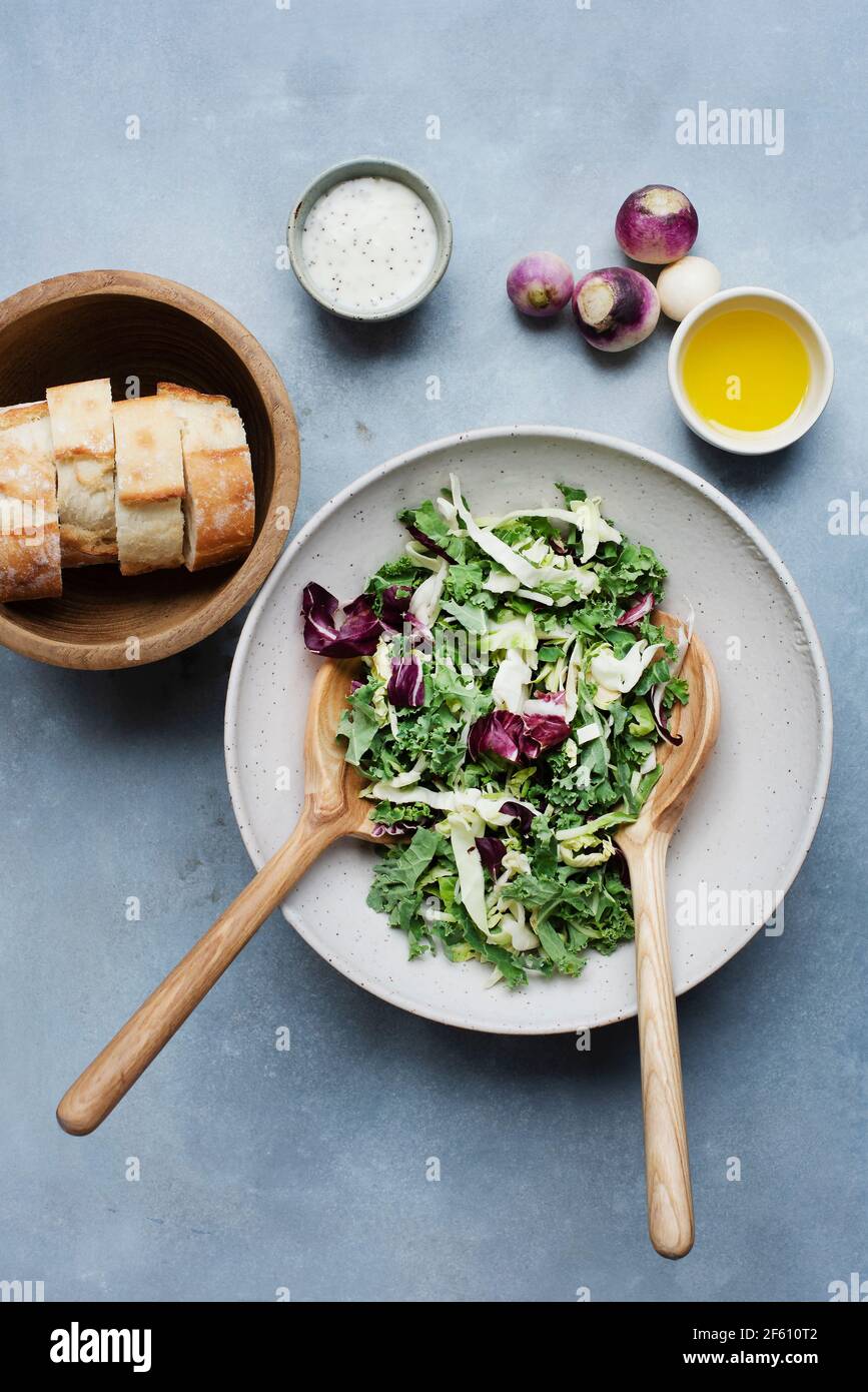 Salade avec deux vinaigrettes servies avec du pain Banque D'Images