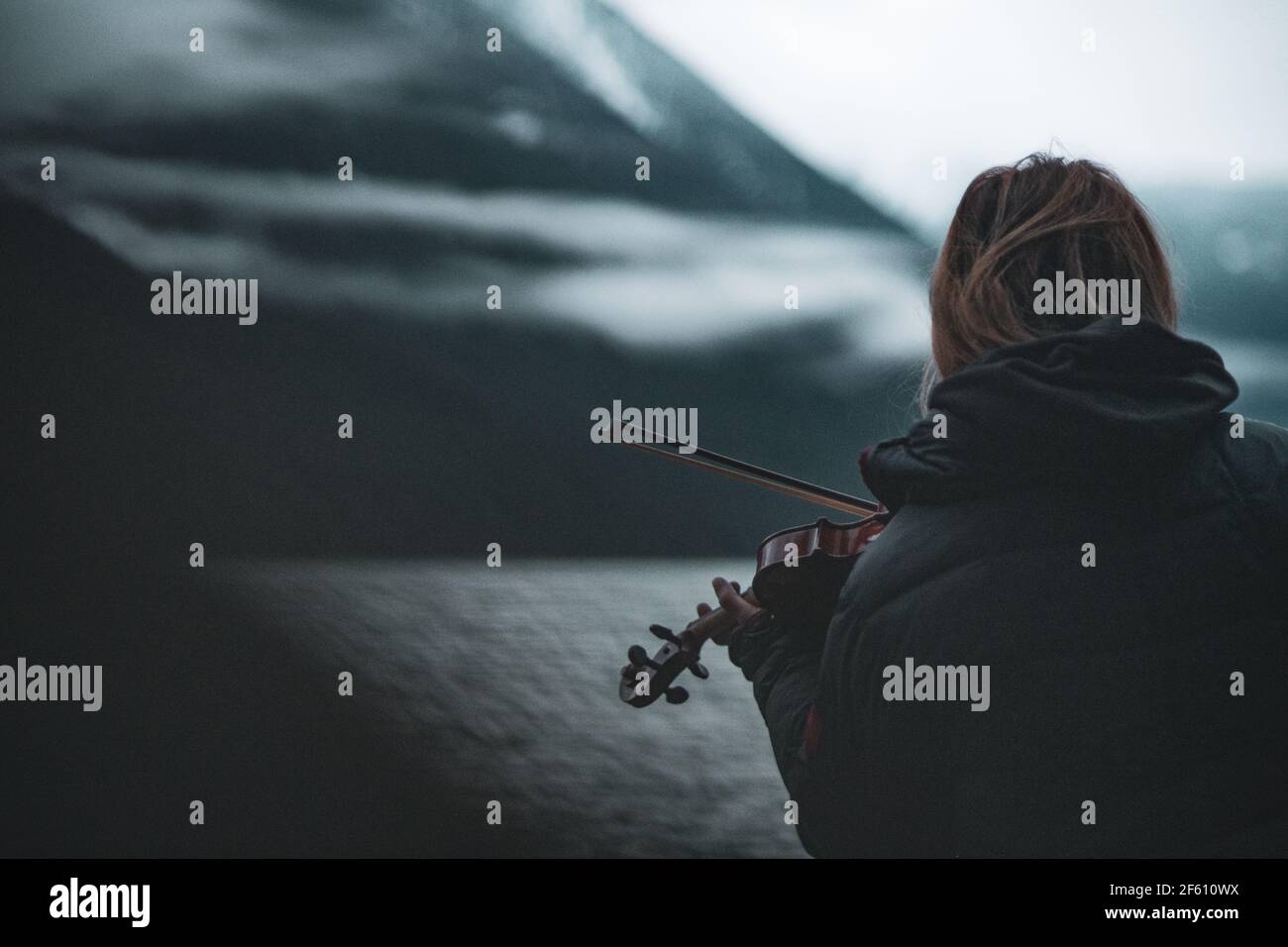 Femme jouant du violon au lac Lillooet Banque D'Images