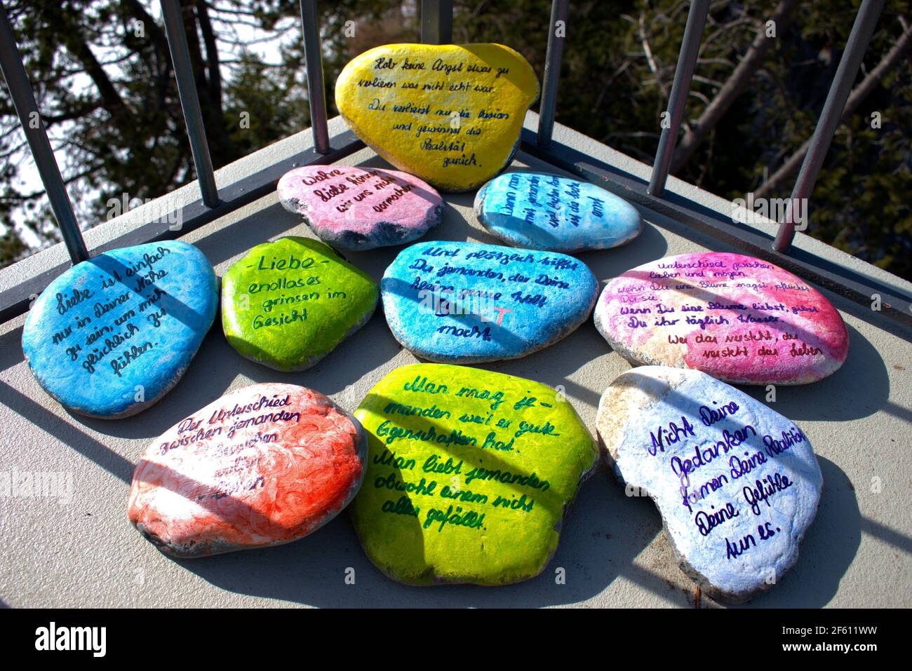 Belles phrases écrites sur des pierres de couleur au Liechtenstein 19.2.2021 Banque D'Images