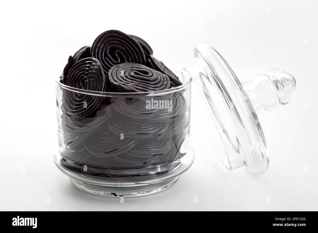 Spirales de réglisse noires, bonbons et délicieux dessert concept avec roues de réglisse qui sont aromatisées avec l'extrait de la racine du Glycyr Banque D'Images