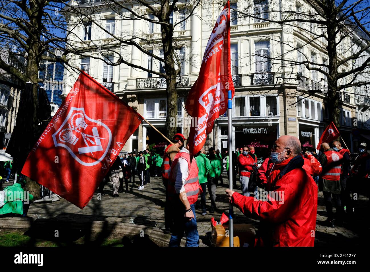 Bruxelles, Belgique. 29 mars 2021. Des représentants des syndicats participent à la manifestation dans le cadre de la grève nationale d'un jour des travailleurs du secteur privé. Crédit: ALEXANDROS MICHAILIDIS/Alamy Live News Banque D'Images