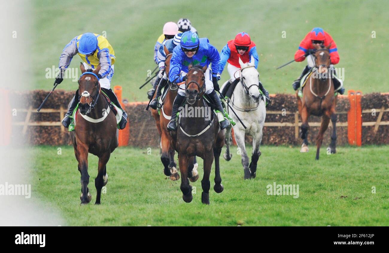 FESTIVAL CHELTENHAM 2011. 1ER JOUR LE CHAMPION HAIES, RUBY WALSH À BORD DE L'OURAGAN VOLER APRÈS LE DERNIER. 15/3/2011. PHOTO DAVID ASHDOWN Banque D'Images