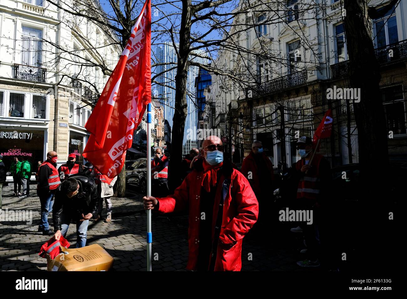 Bruxelles, Belgique. 29 mars 2021. Des représentants des syndicats participent à la manifestation dans le cadre de la grève nationale d'un jour des travailleurs du secteur privé. Crédit: ALEXANDROS MICHAILIDIS/Alamy Live News Banque D'Images