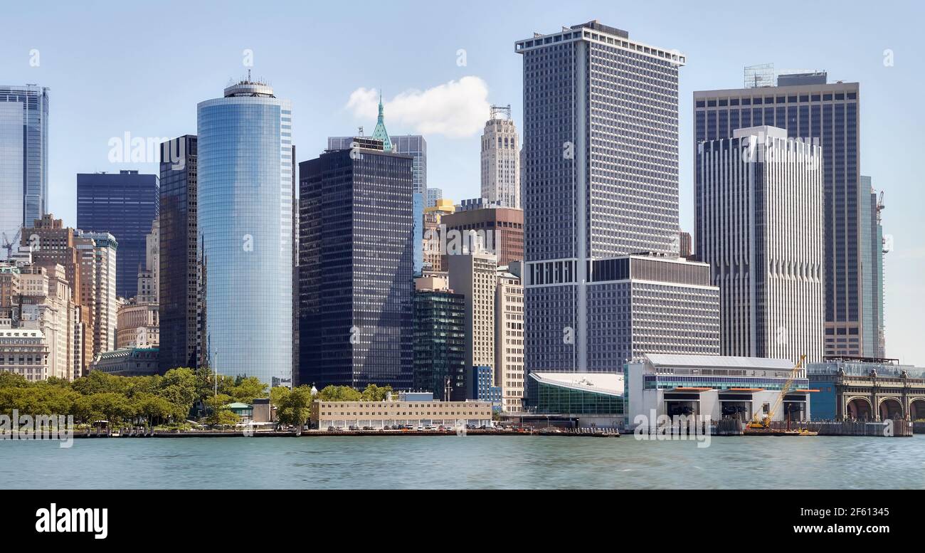 Centre-ville de New York bord de mer sur une journée ensoleillée d'été, Etats-Unis. Banque D'Images