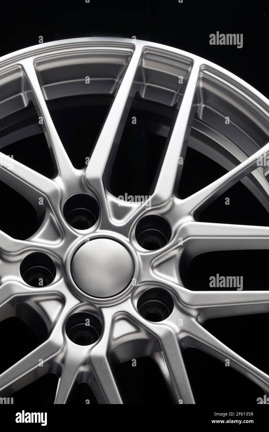 roue, rayons et jante en alliage léger sport, vue verticale de l'avant. Banque D'Images