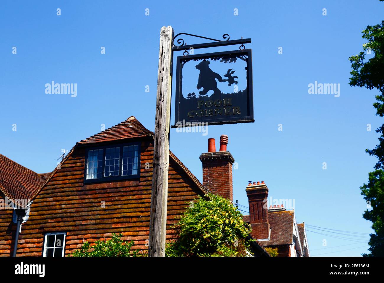 Panneau Pooh Corner à côté de la Maison à Pooh Corner, Hartfield, East Sussex, Angleterre Banque D'Images