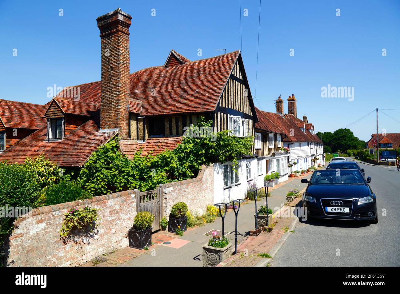Maison typique en bois encadré et pavés à côté de la route principale à travers le village, Hartfield, East Sussex, Angleterre Banque D'Images