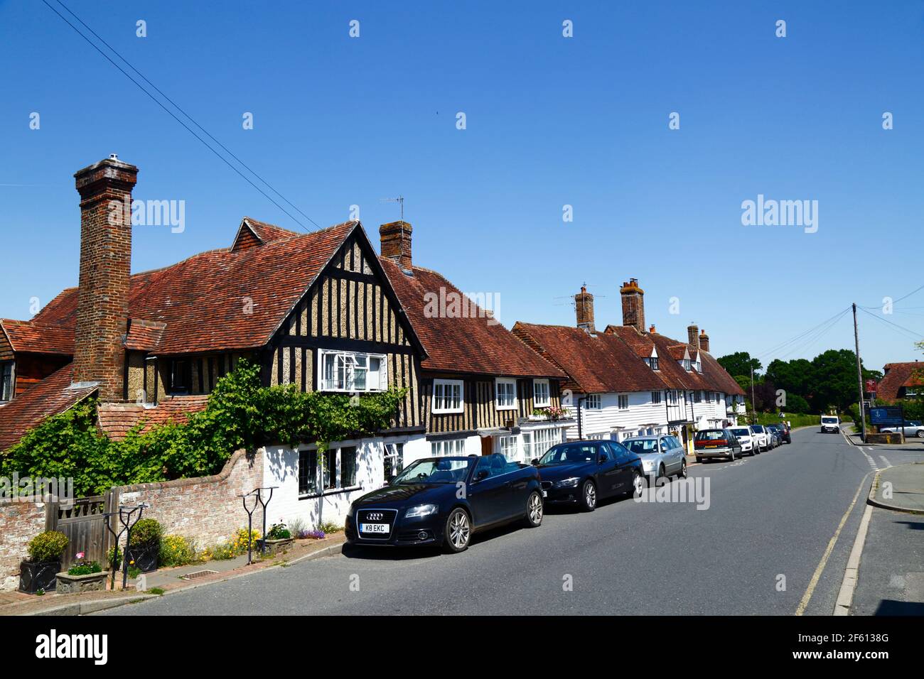 Maison typique en bois encadré et pavés et chalets blancs à bord d'eau près de la route principale à travers le village, Hartfield, East Sussex, Angleterre Banque D'Images