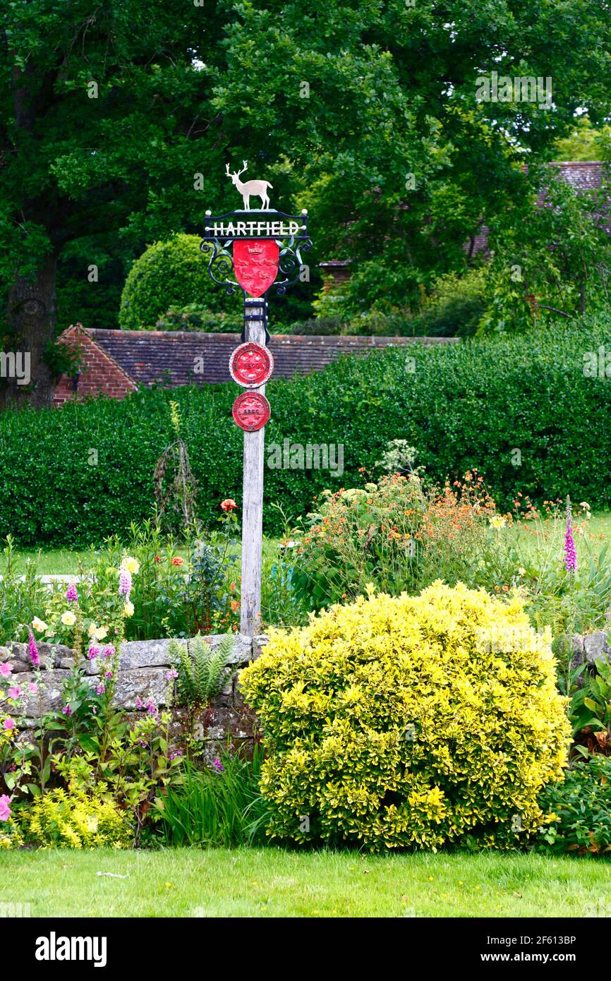 Panneau du village avec hart / cerf / cerf en haut, Hartfield, East Sussex, Angleterre Banque D'Images