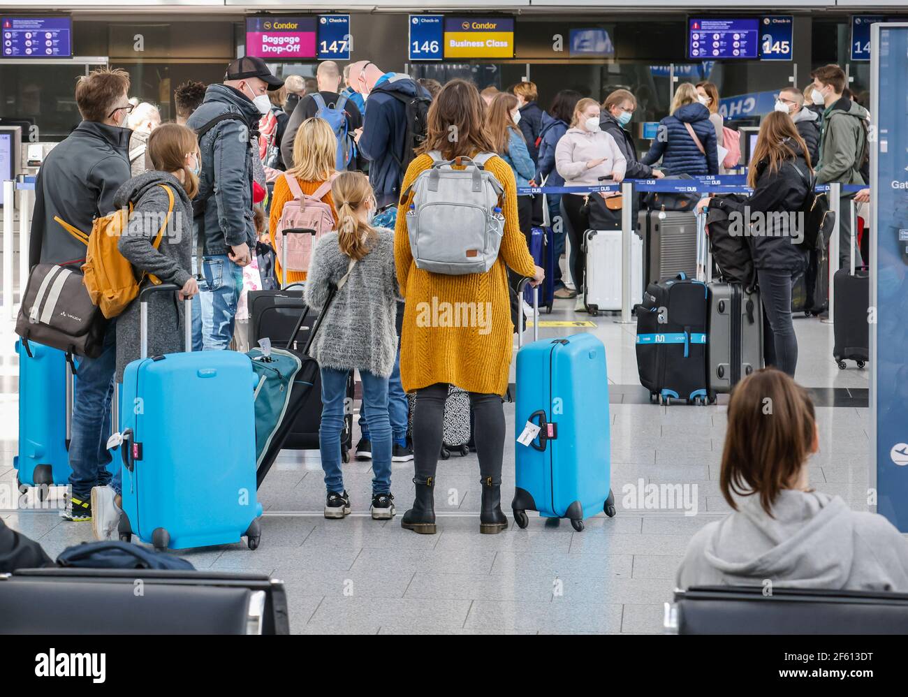 DŸsseldorf, Rhénanie-du-Nord-Westphalie, Allemagne - aéroport de DŸsseldorf, vacanciers de Pâques au comptoir d'enregistrement Condor en période de pandémie de couronne Banque D'Images