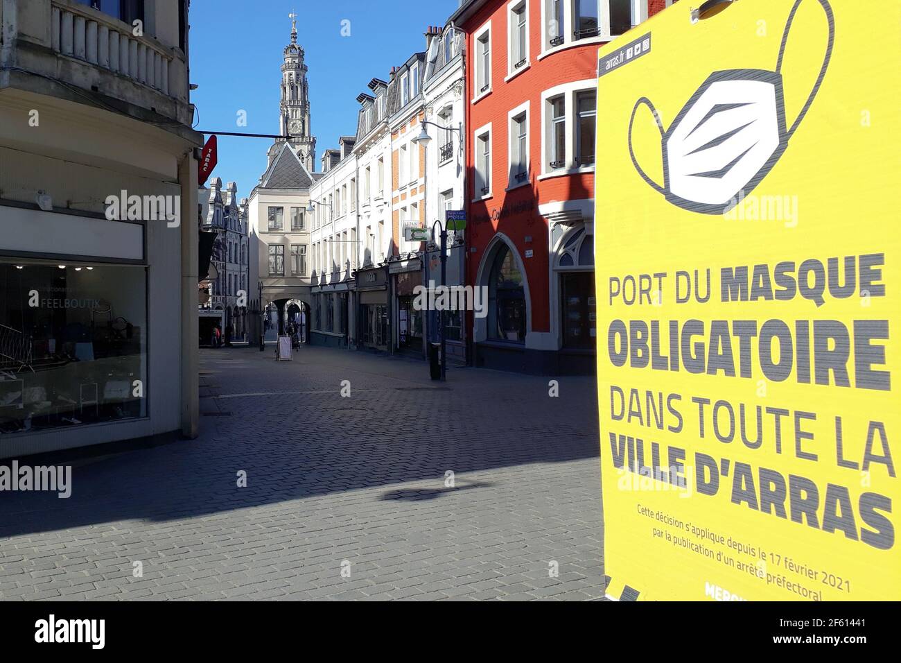 ARRAS, FRANCE - 6 MARS 2021 : la ville d'Arras (Nord de la France) est enfermement verrouillée, avec un signe concernant l'obligation de port du masque Banque D'Images