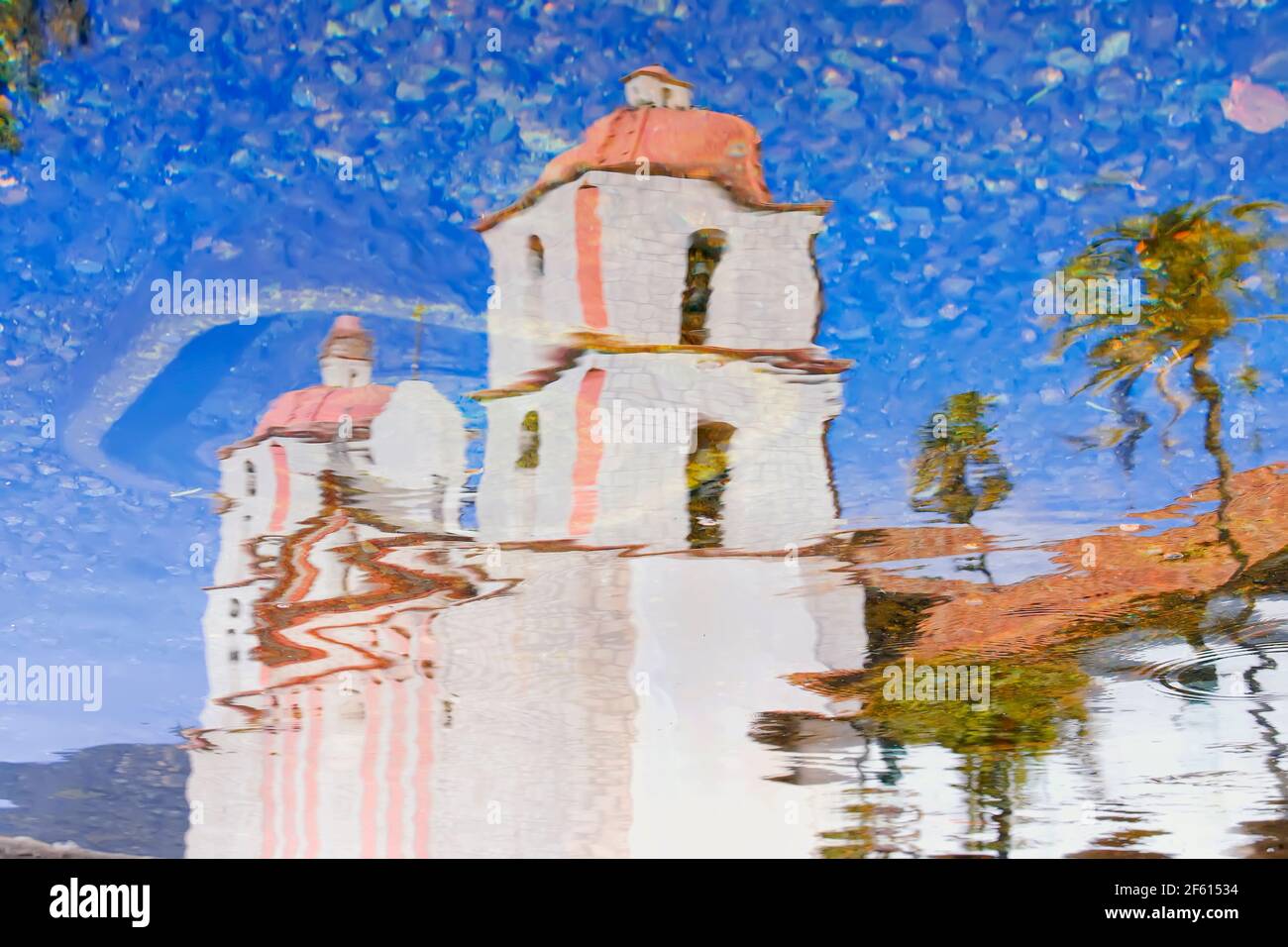 La mission de Santa Barbara se reflète dans l'eau; Santa Barbara, Californie, États-Unis Banque D'Images