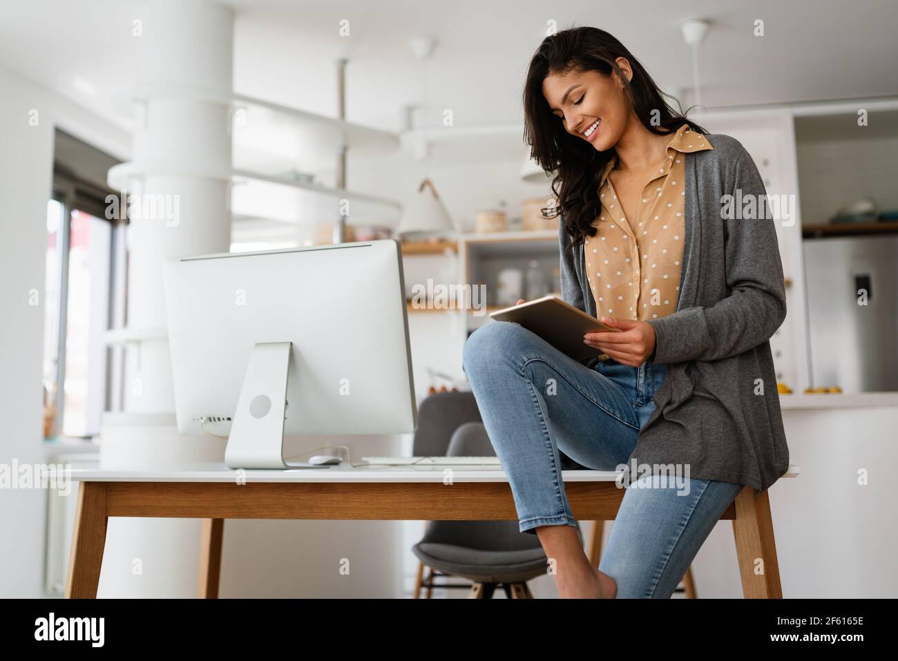 Une femme d'affaires heureuse utilisant une tablette numérique. Entreprise, concept de technologie Banque D'Images