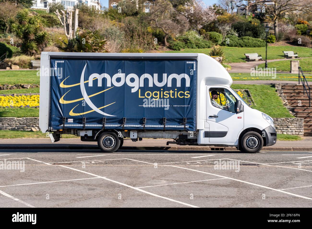 conduite d'une fourgonnette logistique magnum à Southend on Sea, Essex, Royaume-Uni. Véhicule de transport sur le côté de rideau sur la route. Banque D'Images