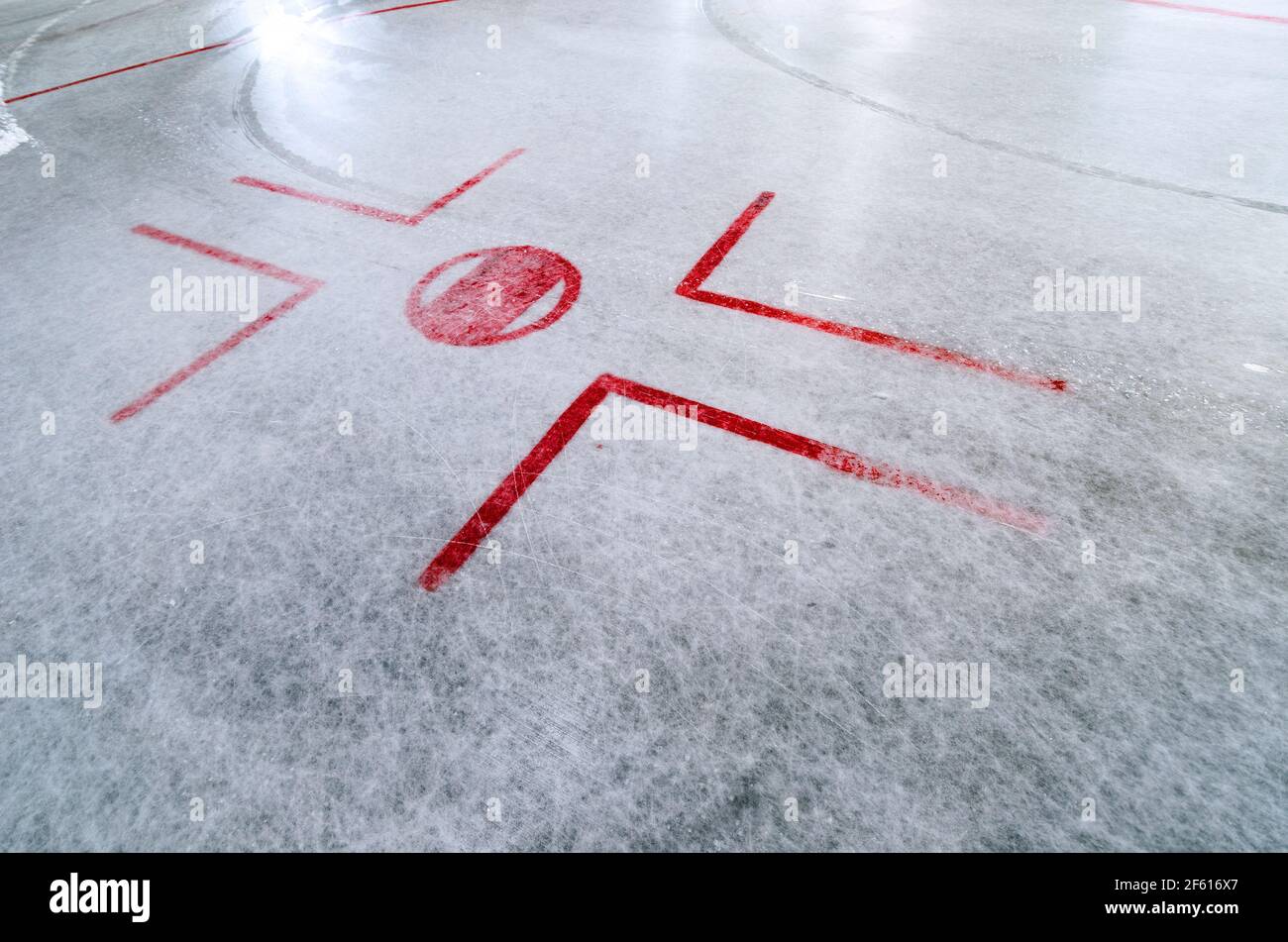 Patinoire de hockey avec point de retrait sur glace fraîchement refaite avec marques d'eau Banque D'Images