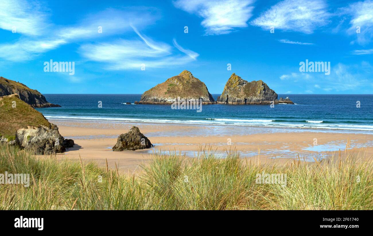 journée d'été ensoleillée à la baie de holywell, en cornouailles, en angleterre Banque D'Images