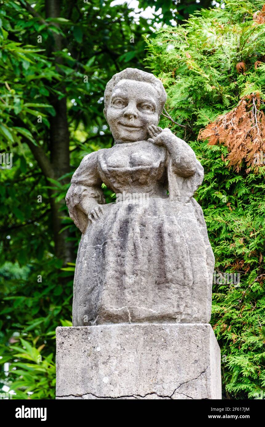 Statue d'une naine femelle (sculptée par l'atelier du sculpteur baroque Matthias Bernard Braun) dans le jardin du château de Nove Mesto nad Metuji, République tchèque Banque D'Images