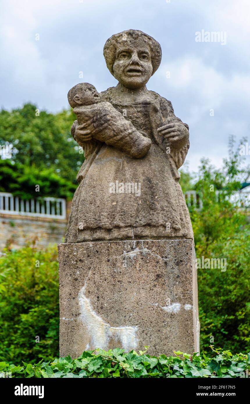 Statue d'une naine femelle (sculptée par l'atelier du sculpteur baroque Matthias Bernard Braun) dans le jardin du château de Nove Mesto nad Metuji, République tchèque Banque D'Images