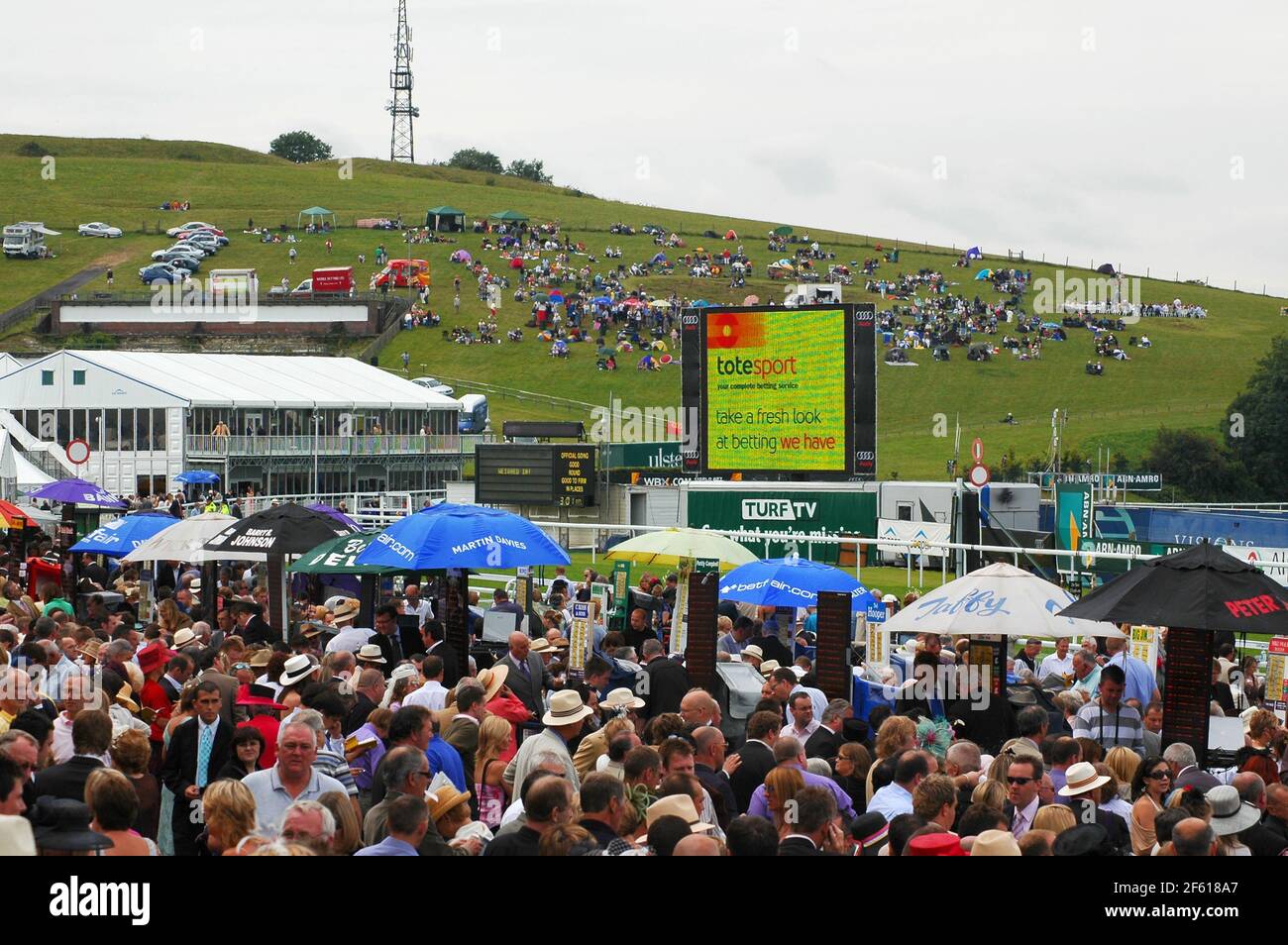 Livres et pilotes de l'enceinte Gordon, Hippodrome de Goodwood, Chichester, West Sussex, Angleterre, ROYAUME-UNI. Spectateurs sur le trundle Hil (colline de l'âge de fer Banque D'Images