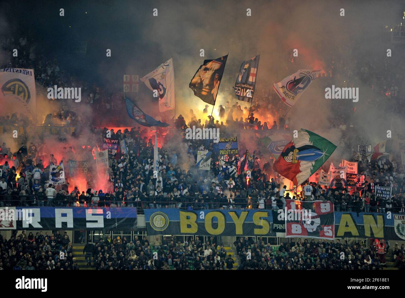 Les fans de football de l'Inter Milan au stade San Siro, à Milan, en Italie. Banque D'Images