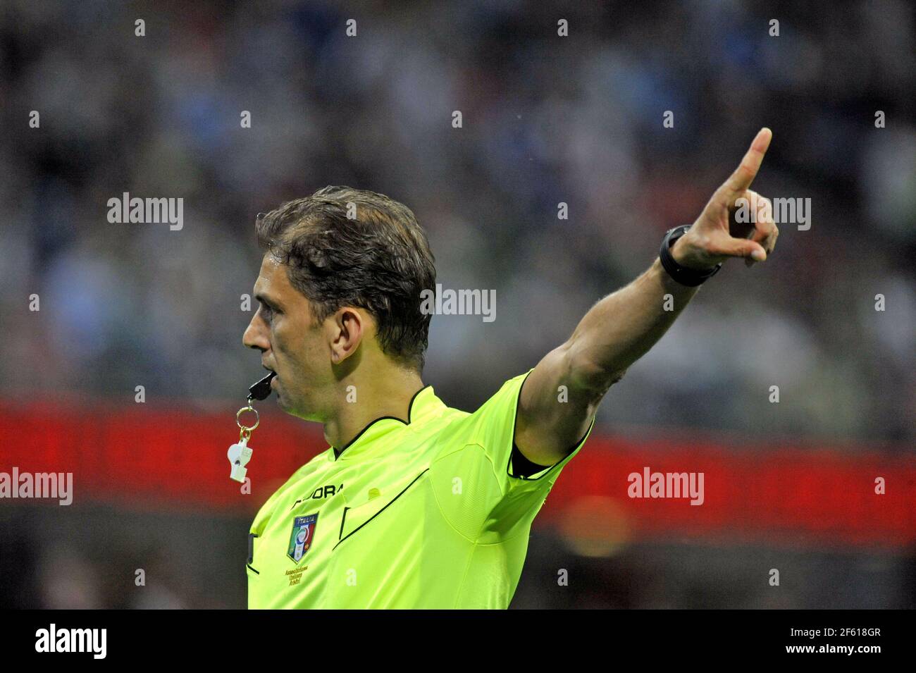 Arbitre de football sifflant lors de la série italienne UN match de football au stade San Siro, à Milan. Banque D'Images