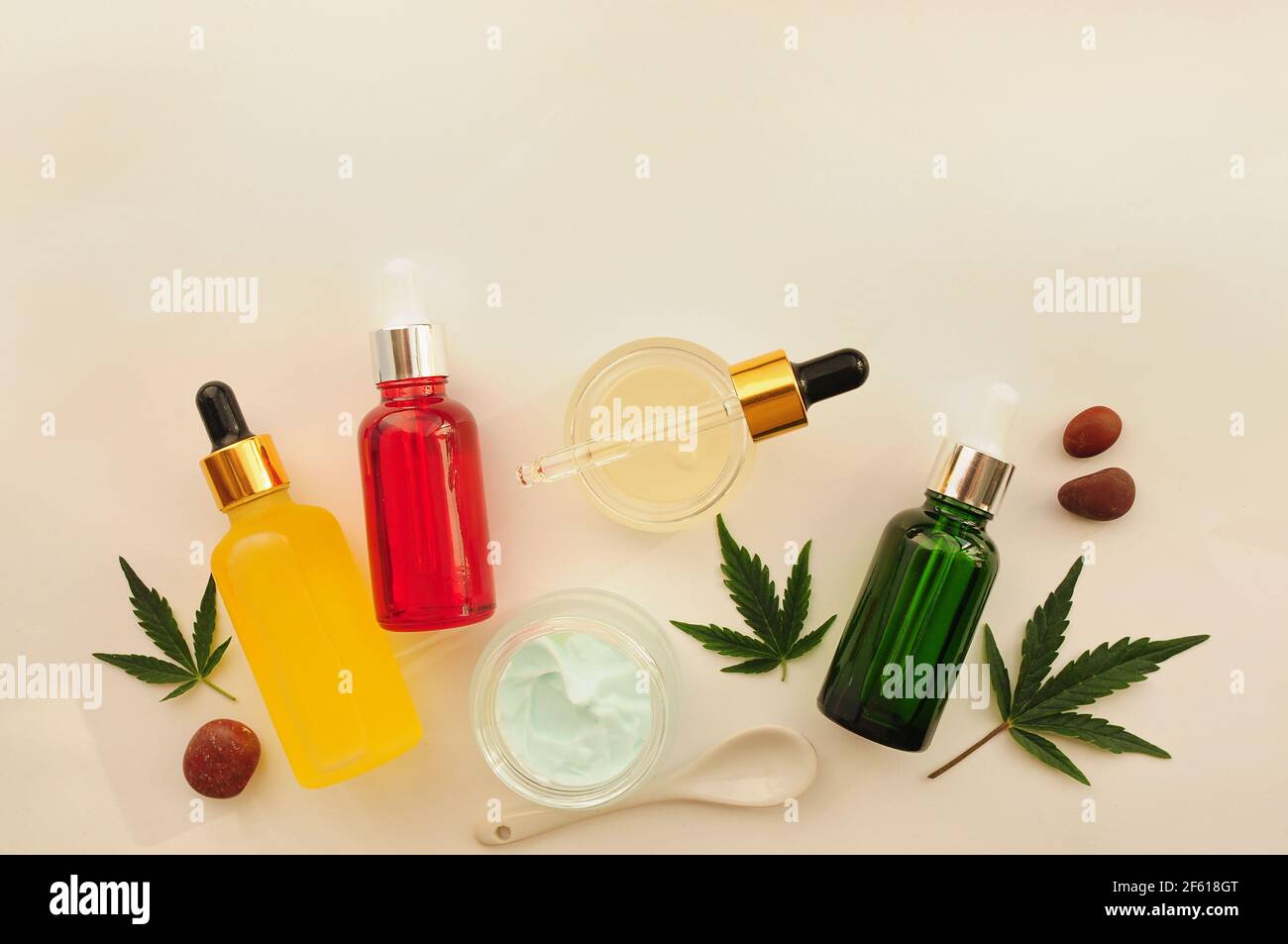 Feuilles de marijuana, huile de cbd, crème cosmétique. Extrait de cannabis en cosmétologie. Revêtement plat, fond en poudre. Détente à la maison, détente au spa, passe-temps Banque D'Images