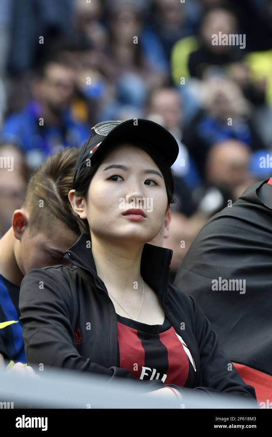 Fan de football de la jeune fille chinoise AC Milan au stade de football de san siro, à Milan. Italie. Banque D'Images