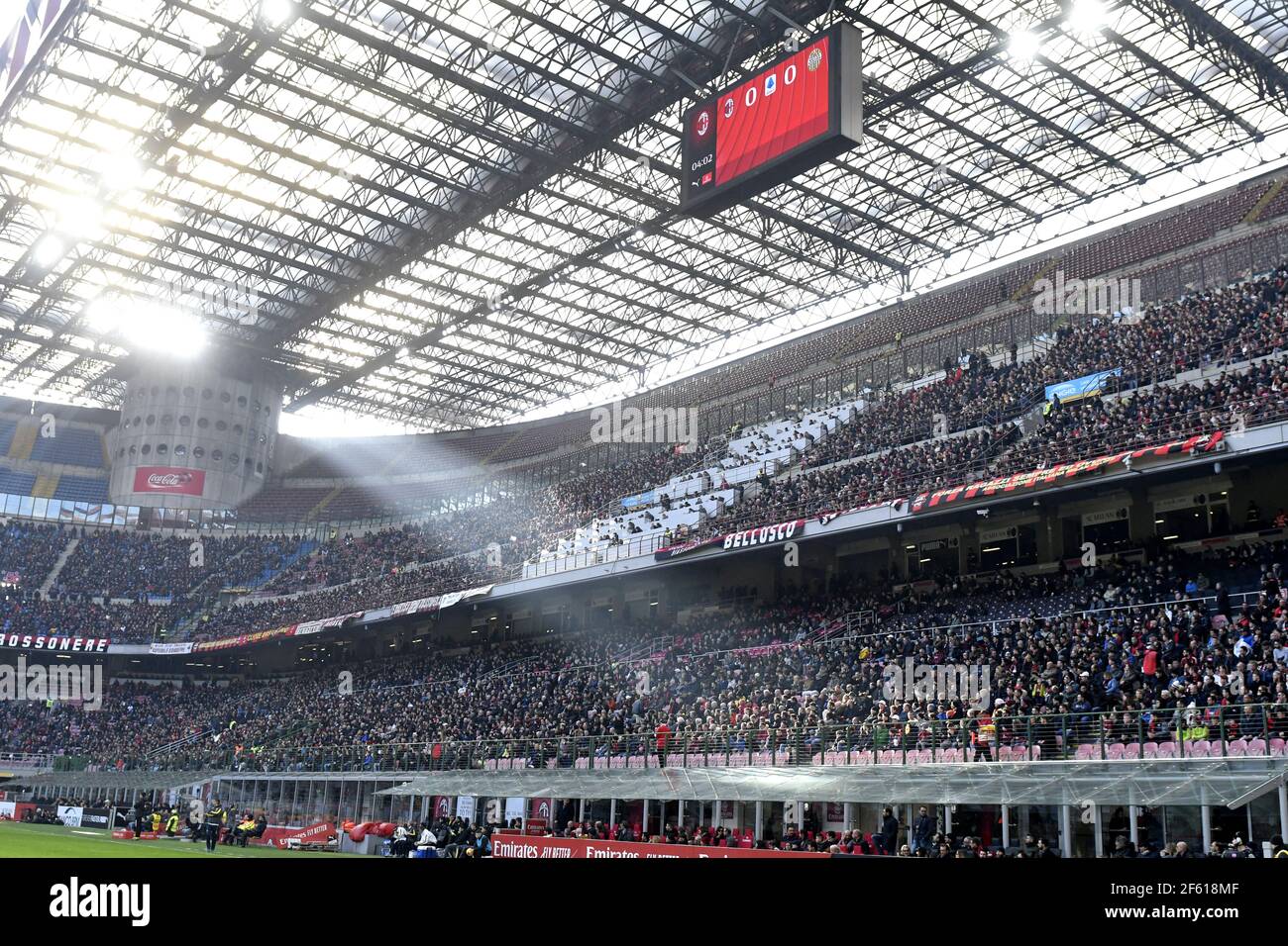 Les fans de football se sont assis à regarder un match de football au stade san siro, pendant la série A italienne, à Milan, en Italie. Banque D'Images