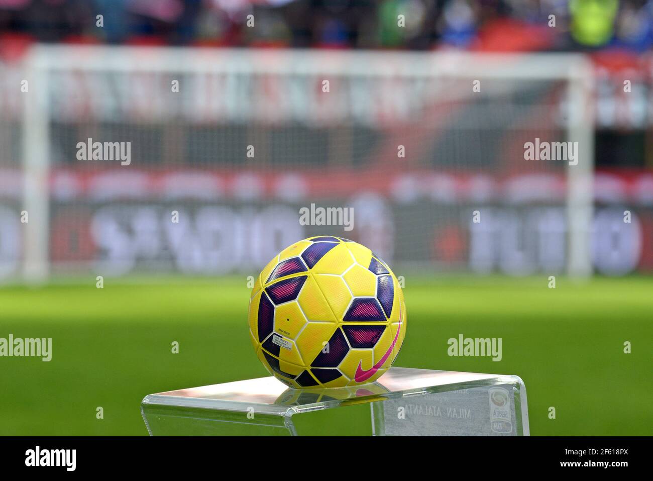 Officiel Serie UN ballon de football, avec le terrain de stade vert en arrière-plan. Banque D'Images