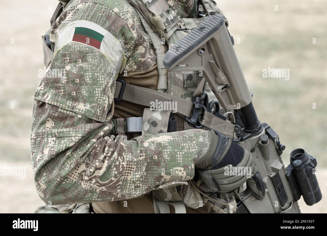 Soldat avec fusil d'assaut et drapeau de la Bulgarie sur l'uniforme militaire. Collage. Banque D'Images