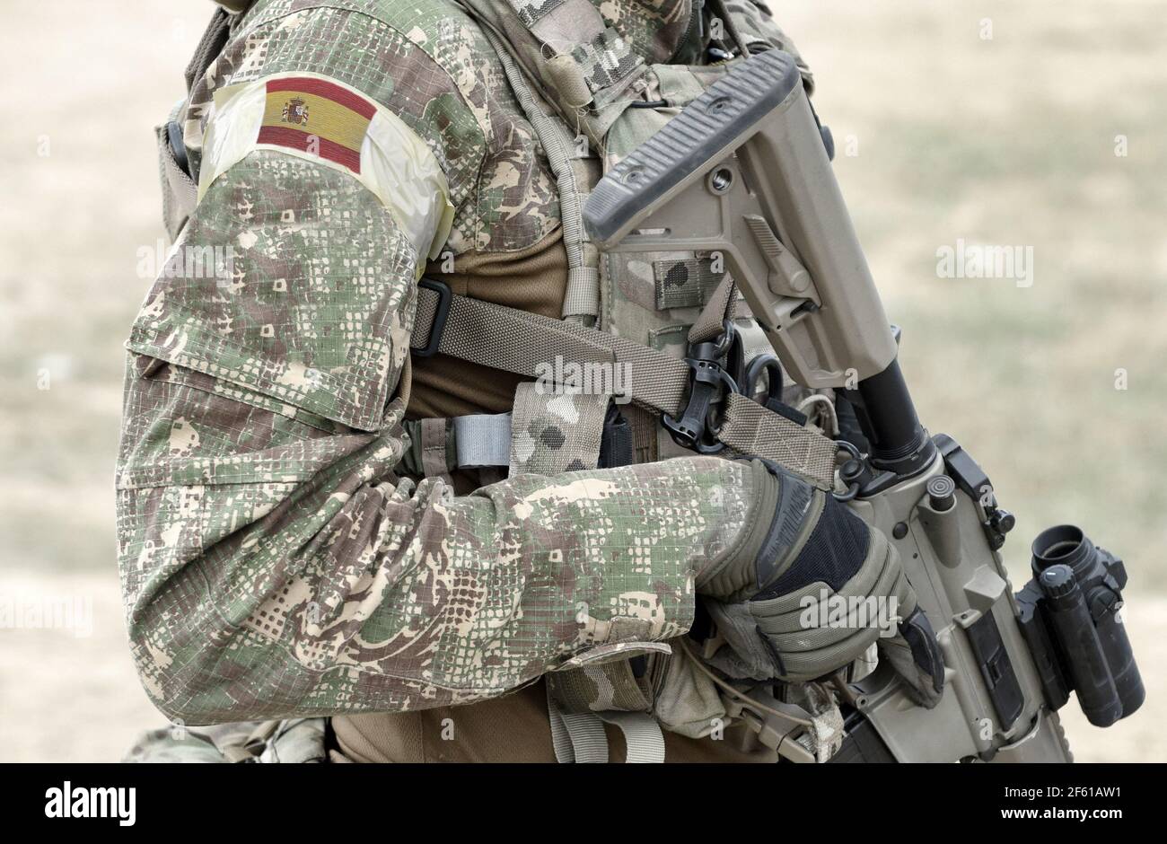 Soldat avec fusil d'assaut et drapeau de l'Espagne sur l'uniforme militaire. Collage. Banque D'Images