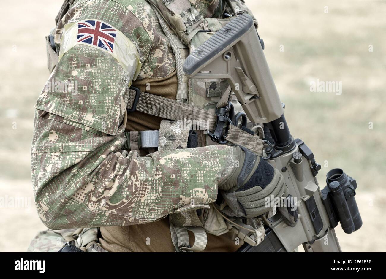 Soldat avec fusil d'assaut et drapeau du Royaume-Uni sur l'uniforme militaire. Collage. Banque D'Images