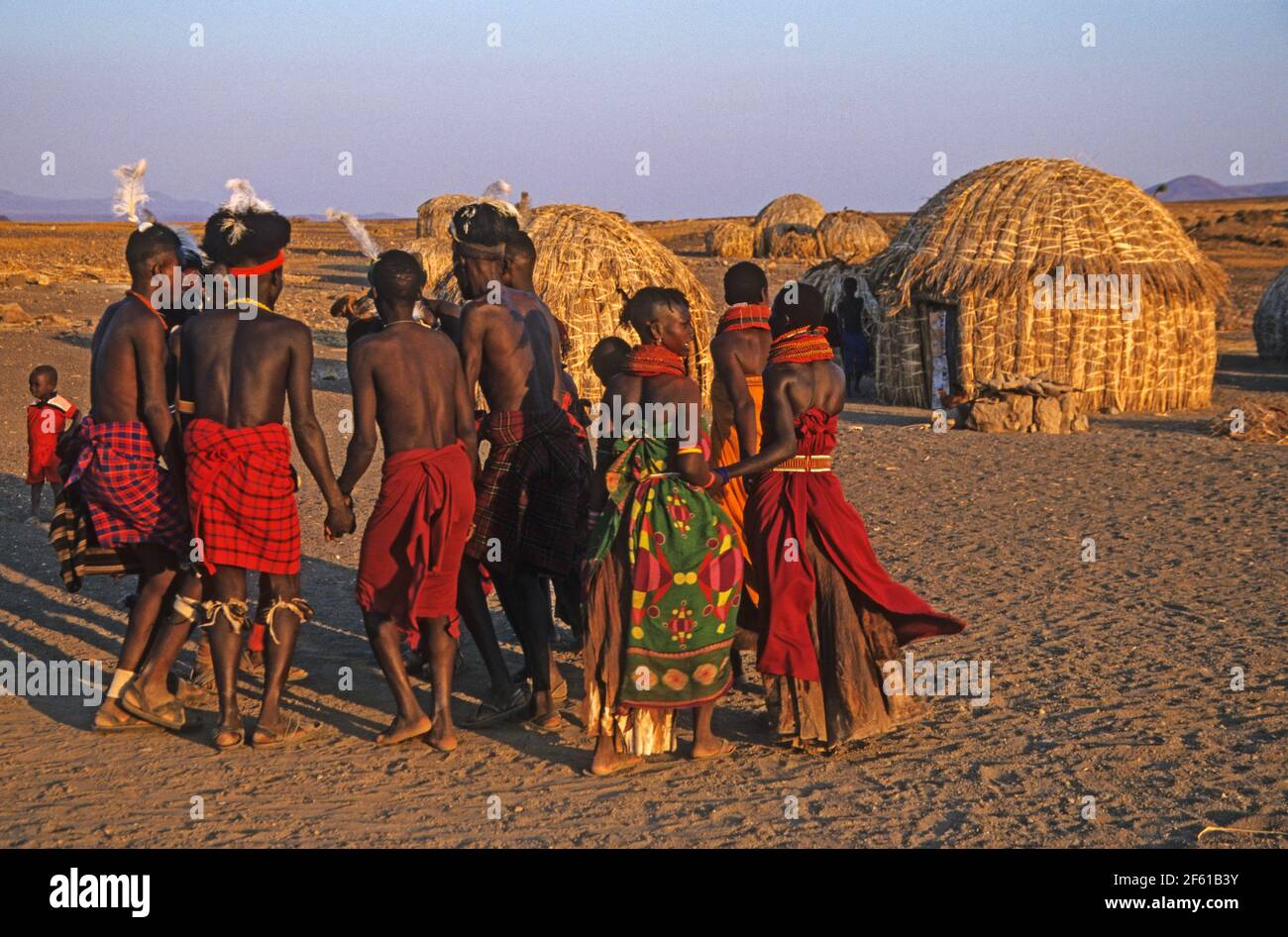 Danse tribale des Turkana. Les Turkana sont un peuple nilote originaire du comté de Turkana, dans le nord-ouest du Kenya Banque D'Images