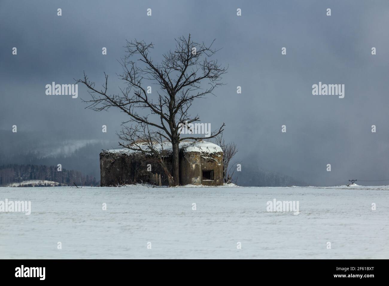 Vue d'hiver du pilbox de béton depuis la Seconde Guerre mondiale, République tchèque Banque D'Images