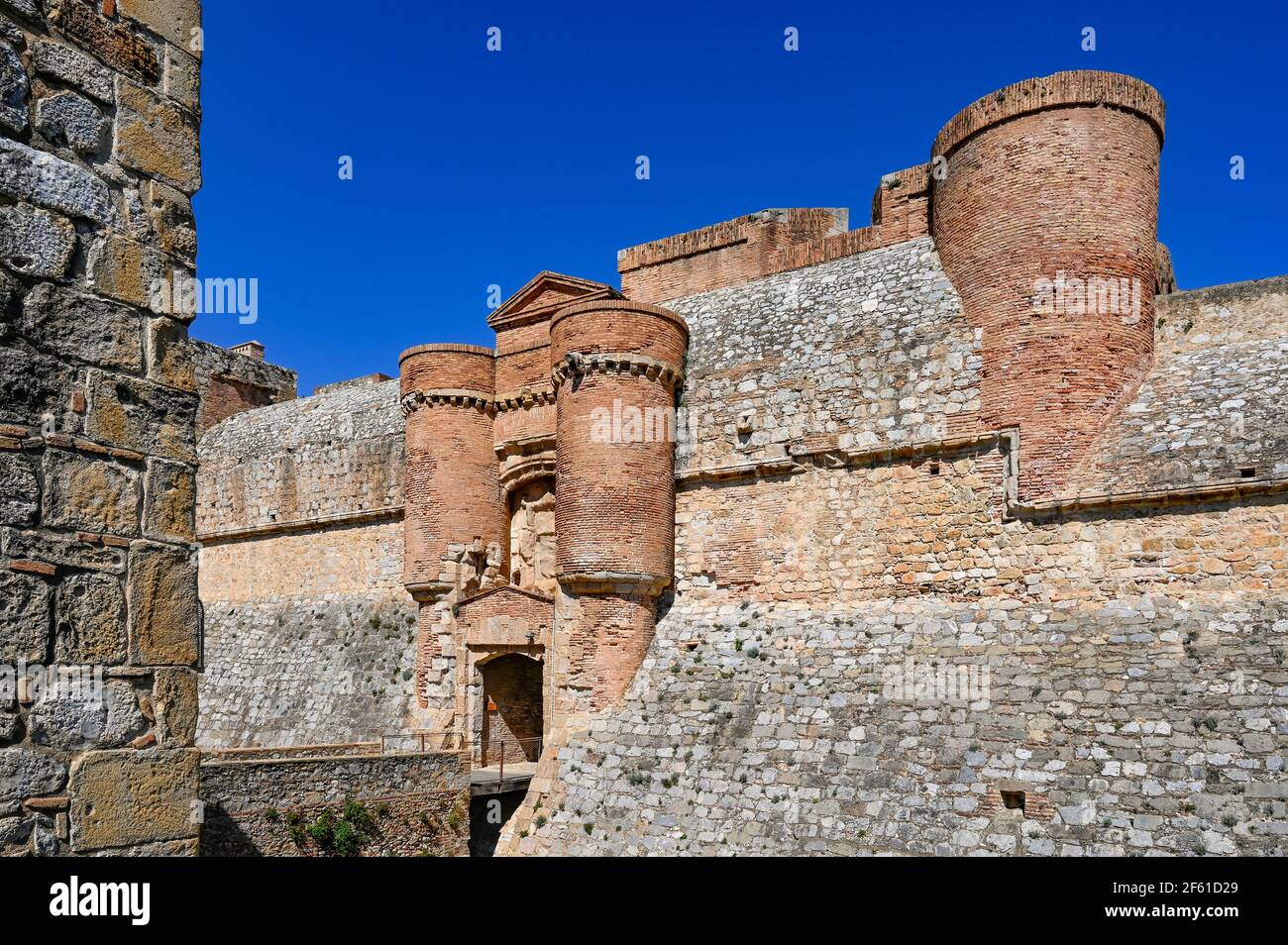 Le fort de Salses, autrefois un fort frontière entre la France et la Catalogne Banque D'Images