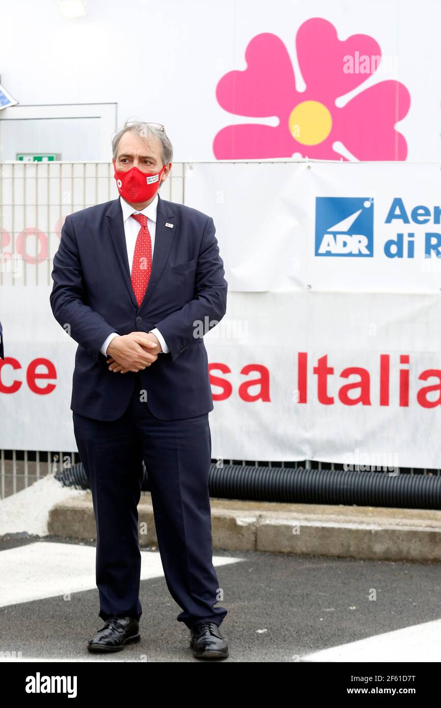 Rome, Italie. 12 mars 2021. Le secrétaire de la Croix-Rouge italienne Francesco Rocca lors de la visite au centre de vaccination de Fiumicino. Rome (Italie), 12 mars 2021 photo Samantha Zucchi Insidefoto crédit: Insidefoto srl/Alay Live News Banque D'Images