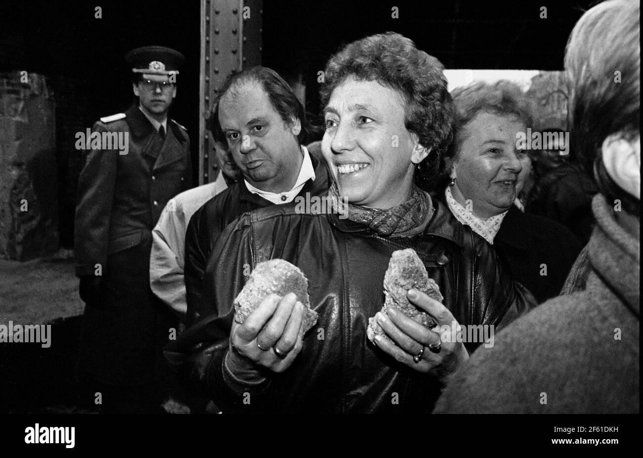 Berlin est-Dimanche 12 novembre 1989. Les Berliners de l'est embrassaient des morceaux du mur trois jours après que le mur est tombé rire et célébrer comme ils traversent le secteur de l'Ouest.COPYRIGHT PHOTOGRAPHIE PAR BRIAN HARRIS 07808-579804 Banque D'Images