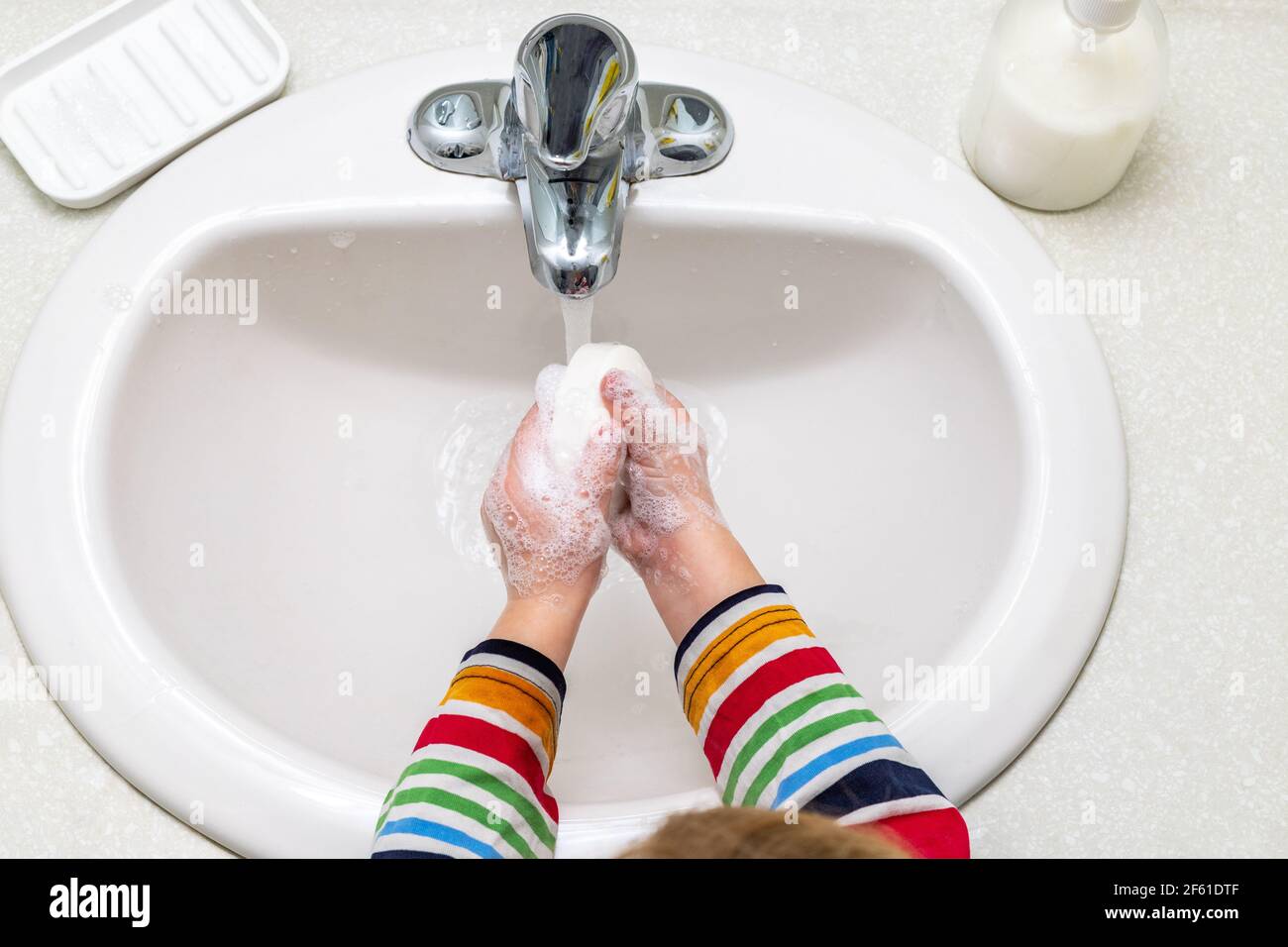 L'enfant Lave Des Mains Et Des Pieds Dans Un Lavabo Photo stock - Image du  baisses, bactérien: 42015830