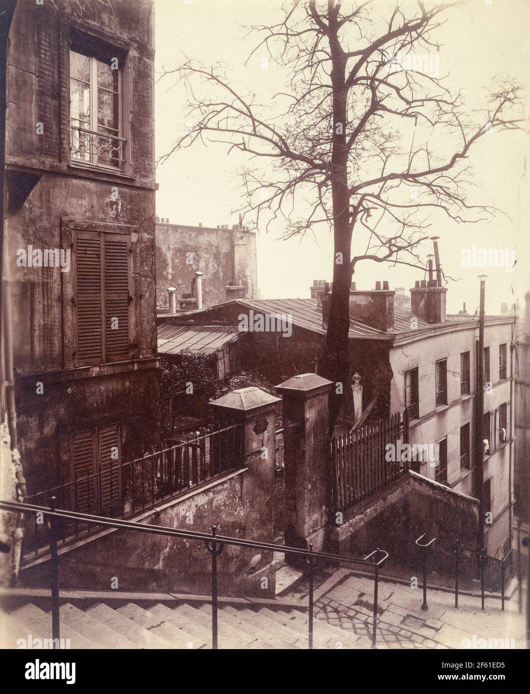 Escalier, Montmartre, Paris, France vers 1921 par Eugène Atget. Eugène Atget, nom complet Jean-Eugène-Auguste Atget, 1857 - 1927. Photographe français, célèbre pour ses décennies de travail pour documenter l'architecture et l'aura de Paris avant que tout ne soit perdu à la modernisation. Banque D'Images