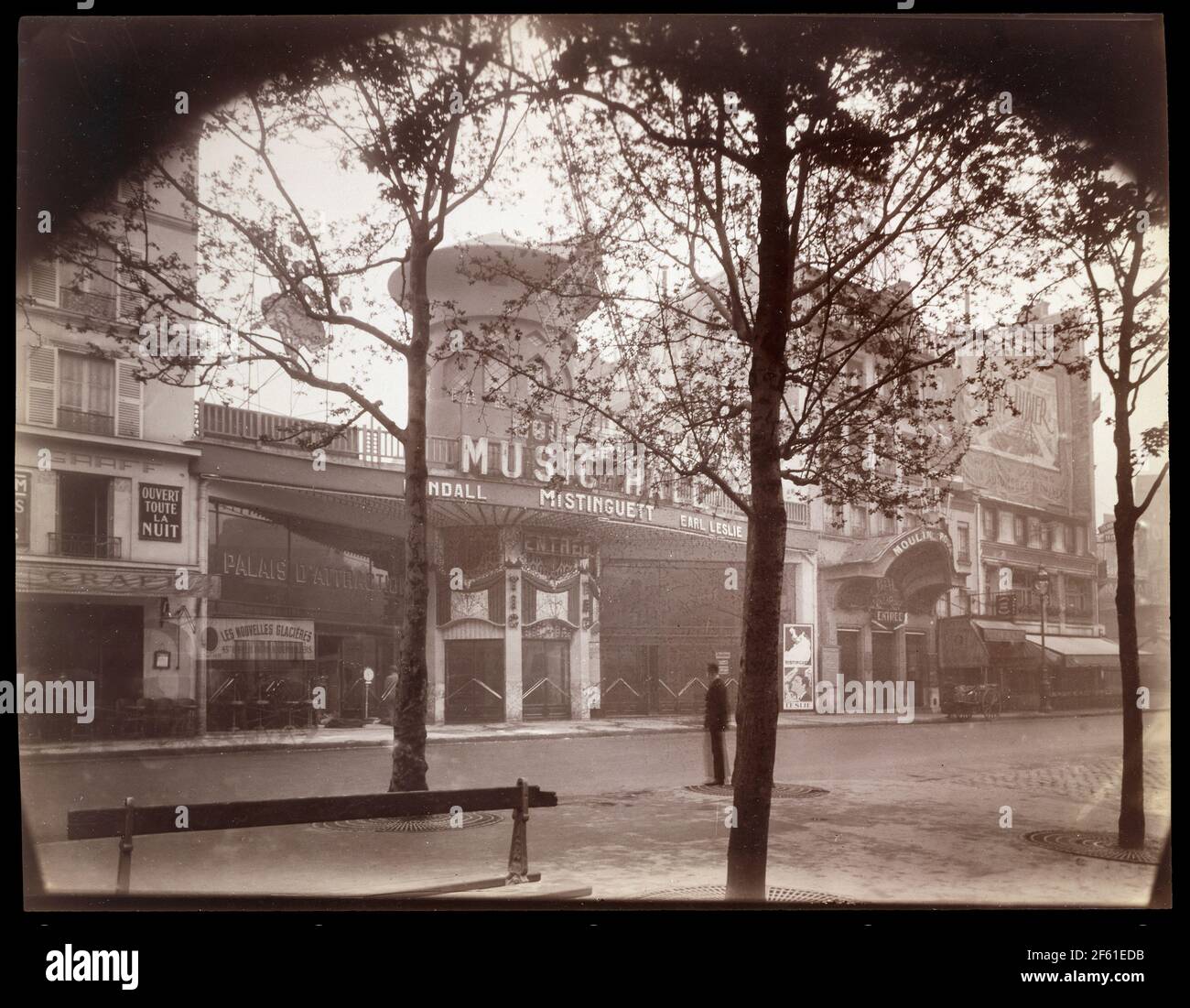 Le Moulin Rouge, Paris, France vers 1926 par Eugène Atget. Eugène Atget, nom complet Jean-Eugène-Auguste Atget, 1857 - 1927. Photographe français, célèbre pour ses décennies de travail pour documenter l'architecture et l'aura de Paris avant que tout ne soit perdu à la modernisation. Banque D'Images