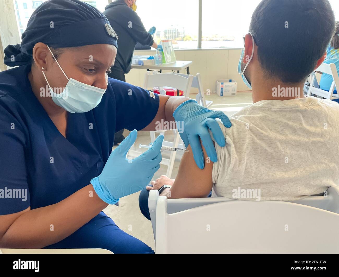 Frisco TX, États-Unis - 26 mars 2021 : vue rapprochée de l'infirmière de l'hôpital Baylor Scott et White qui injecte le vaccin Covid-19 au patient Banque D'Images