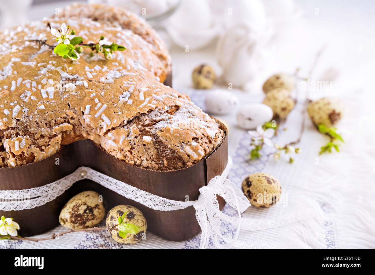 Desserts Italiens Traditionnels Pour Paques Colombe De Paques Patisseries Festives Aux Amandes Et Au Sucre Glace Sur Fond Clair Et Branches Fleuries Decoration De Paques Et œufs Gros Plan Photo Stock